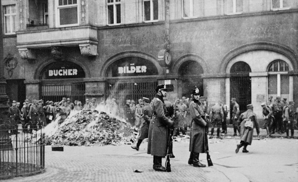 Schwarzweißfotografie der Bücherverbrennung in Dresden am Wettiner Platz © SLUB / DeutscheFotothek / Unbekannter Fotograf
