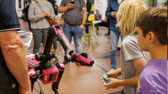 Foto von einem Roboterhund, der mit Kindern interagiert