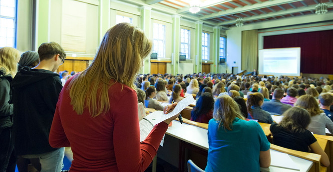 Das Bild zeigt Studierende in einem Vorlesungssaal. Das Foto machte Thomas Roese.