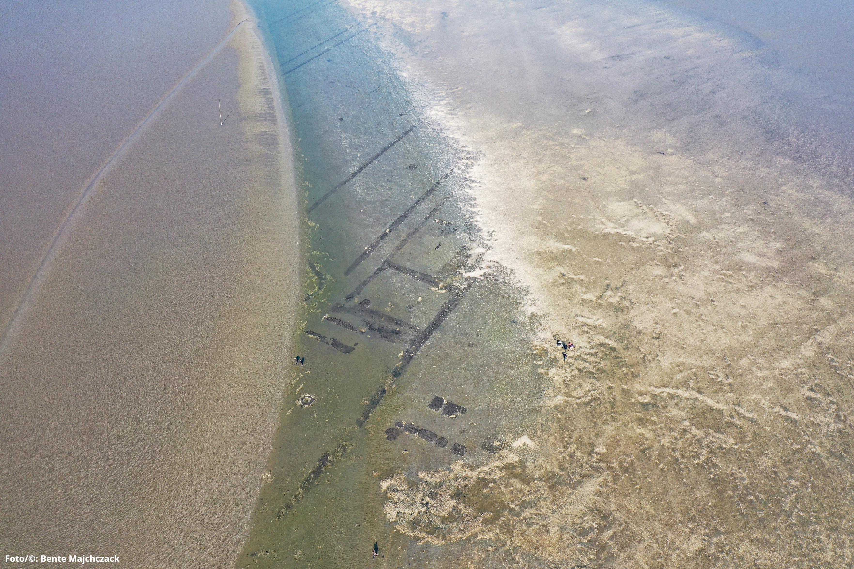 In den Wattflächen nahe der Hallig Südfall erhaltene Spuren einer untergegangenen mittelalterlichen Siedlung (Foto/©: Bente Majchczack)