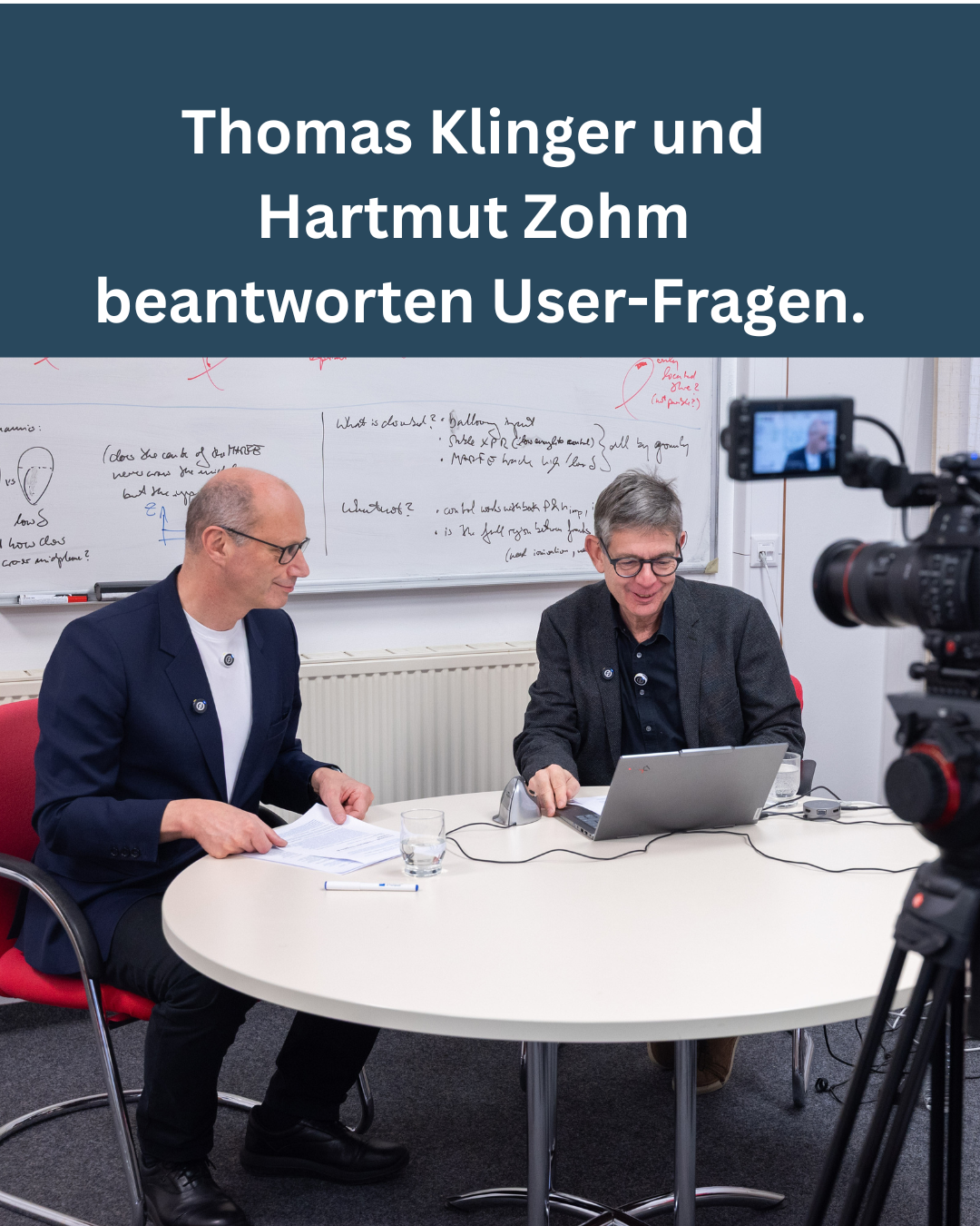 Die IPP-Direktoren Thomas Klinger und Hartmut Zohm sitzen an einem runden Tisch. Rechts ist eine Kamera aufgebaut, die sie filmt