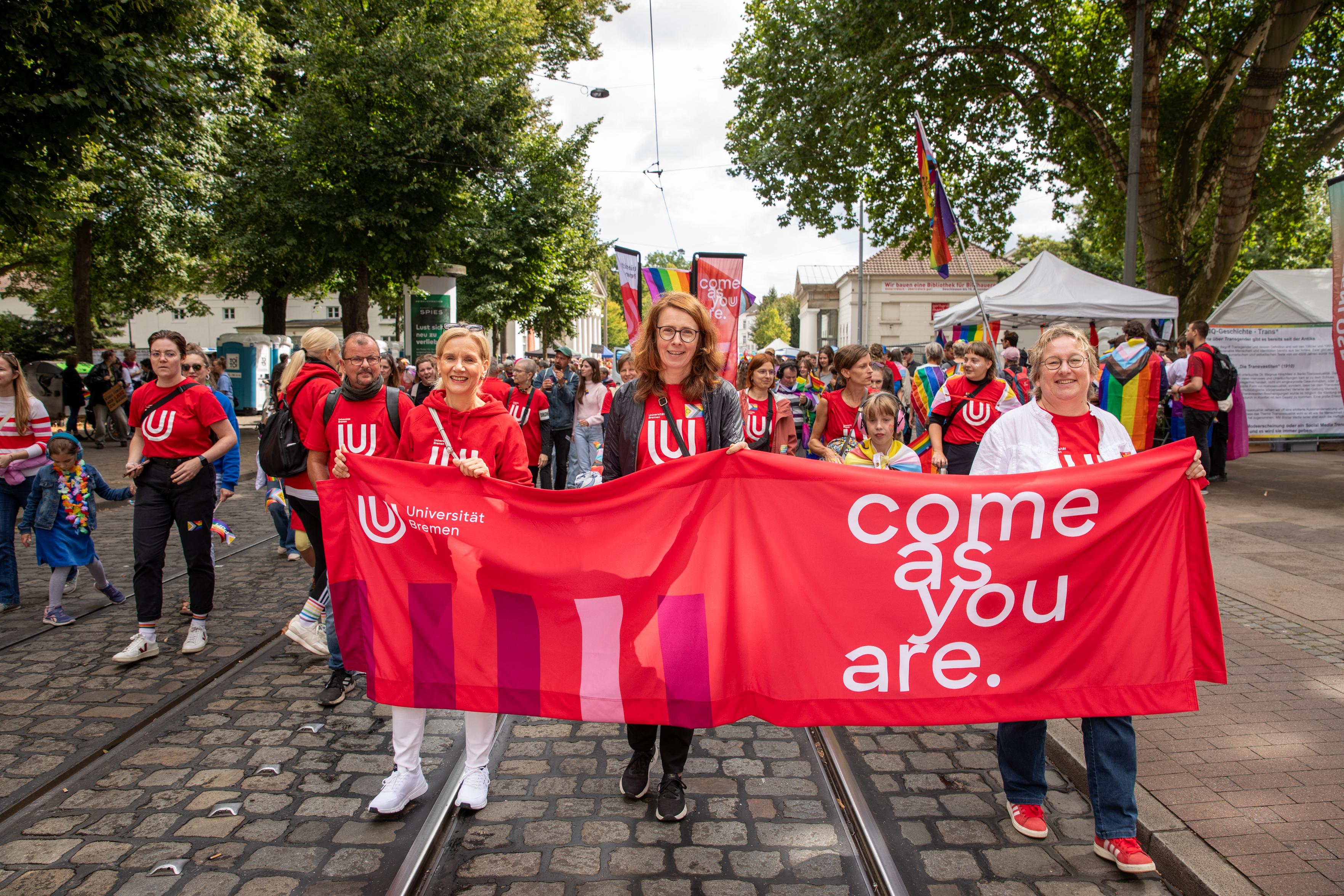 Das Rektorat der Uni Bremen mit einem Banner auf dem CSD in Bremen.